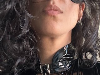 Screen Shot of supertall_french_goddess